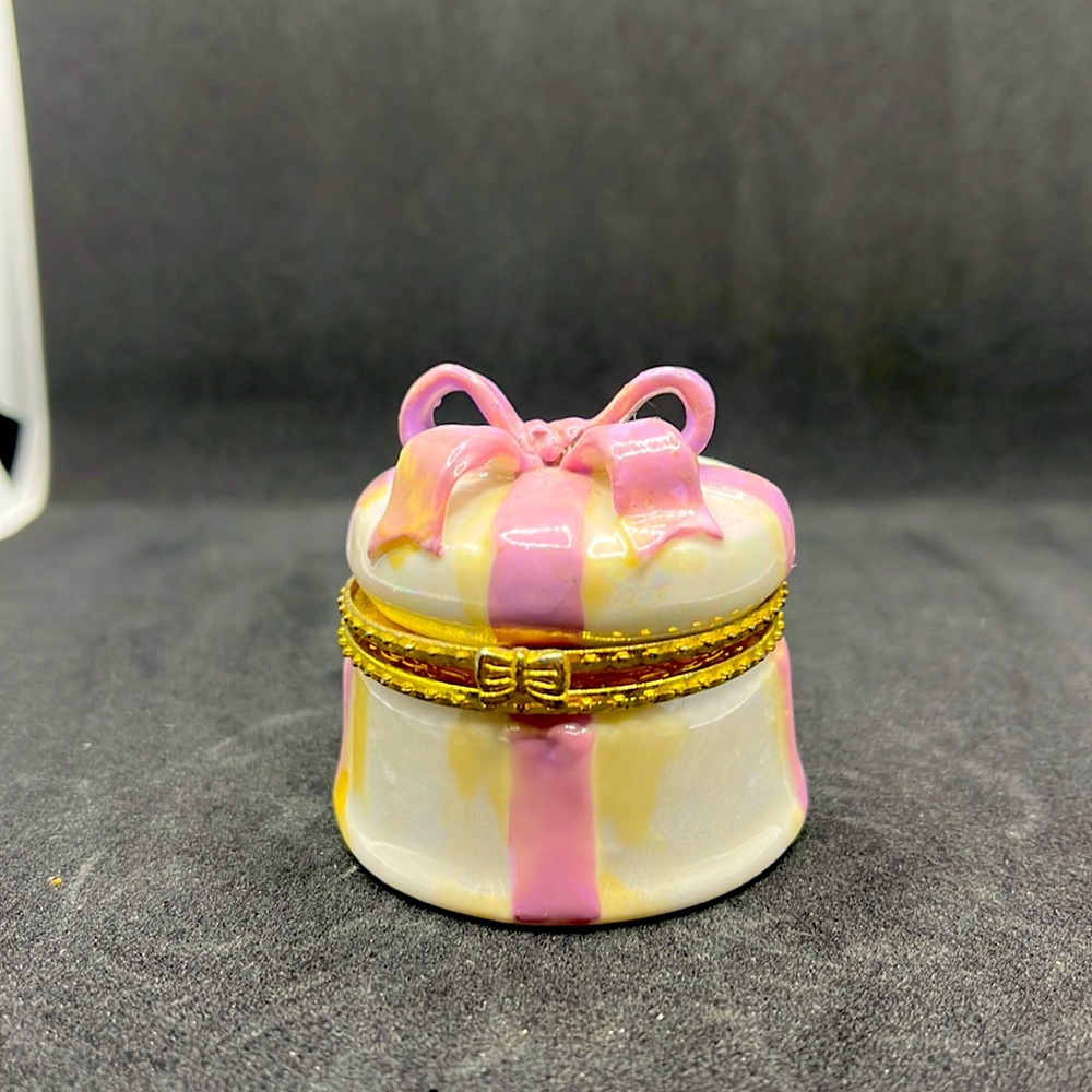VINTAGE SMALL TRINKET BOX